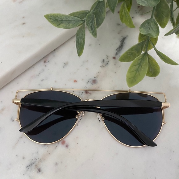 "Amira" Sunglasses || Green & Gold Mirror Aviator - Picture 4 of 9